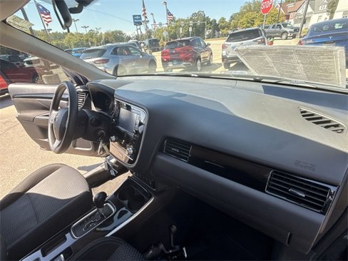Used 2020 Mitsubishi Outlander ES image 26