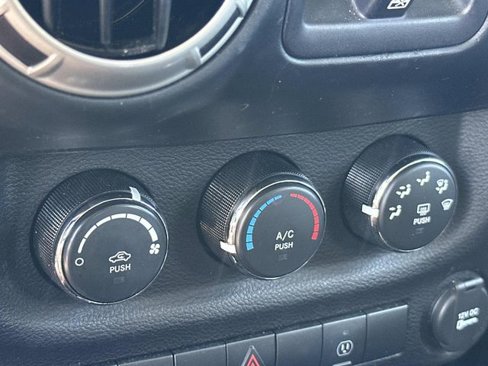Used 2016 Jeep Wrangler Unlimited Sahara image 26