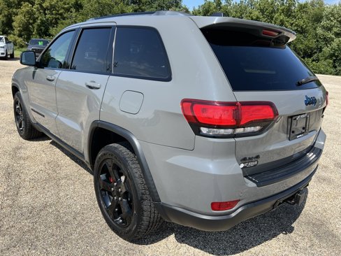 Used 2020 Jeep Grand Cherokee Laredo image 3