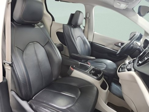 Used 2018 Chrysler Pacifica Touring-L Plus w/ Tire & Wheel Group image 17