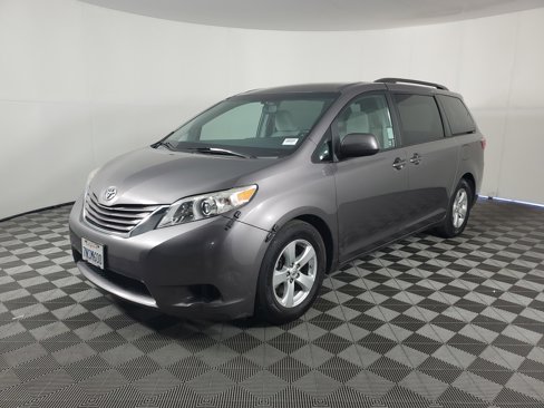 Used 2015 Toyota Sienna LE image 8