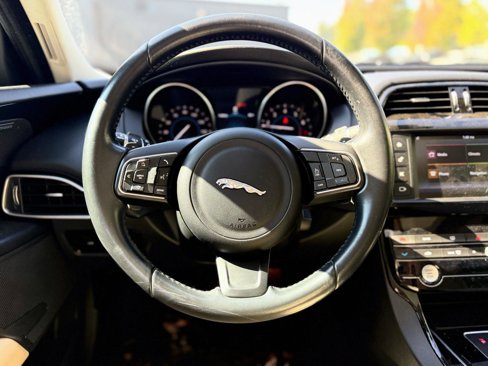 Used 2017 Jaguar XE Premium image 9