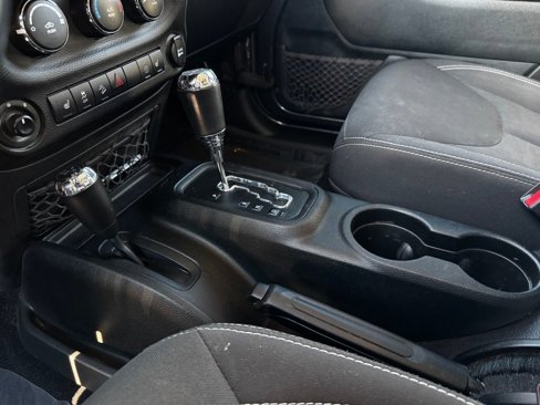 Used 2017 Jeep Wrangler Unlimited Sahara w/ Connectivity Group image 32