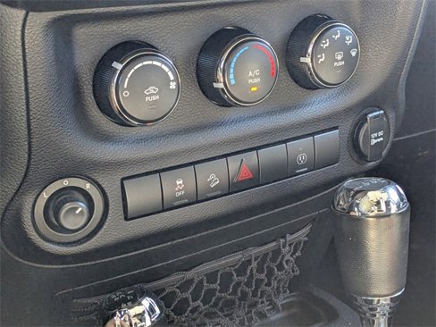 Used 2015 Jeep Wrangler Unlimited Sahara image 29