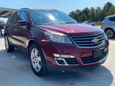 Used 2017 Chevrolet Traverse LT w/ Style and Technology Package image 2