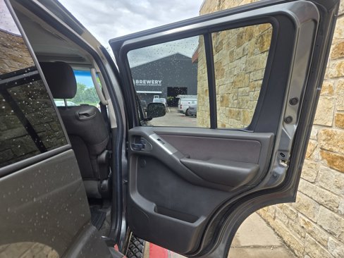 Used 2005 Nissan Pathfinder SE w/ (P01) Se Premium Pkg image 11
