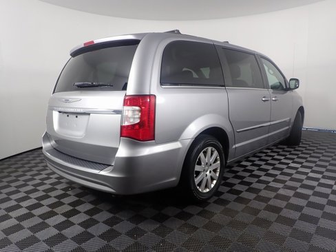 Used 2016 Chrysler Town & Country Touring image 15
