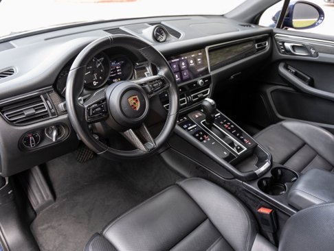 Certified 2022 Porsche Macan image 4