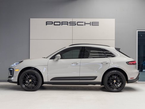 Certified 2022 Porsche Macan image 2