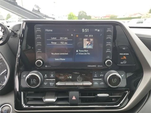Used 2021 Toyota Highlander XLE image 29