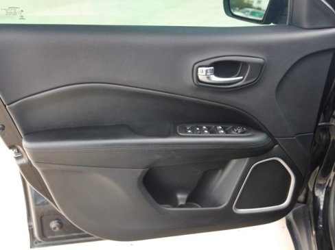 Used 2018 Jeep Compass Latitude image 12