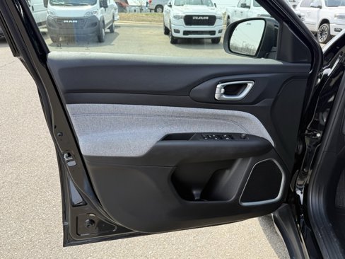Used 2024 Jeep Compass Latitude image 12