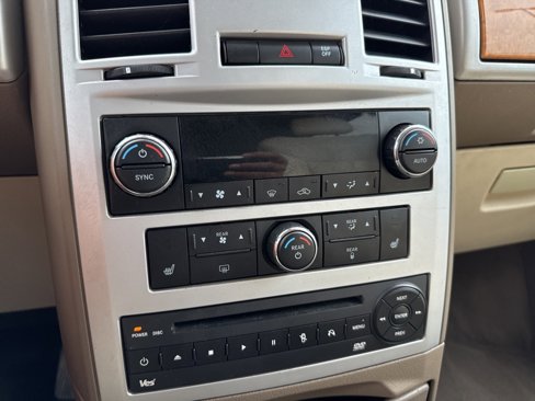 Used 2010 Chrysler Town & Country Limited w/ Entertainment Group #3 image 20