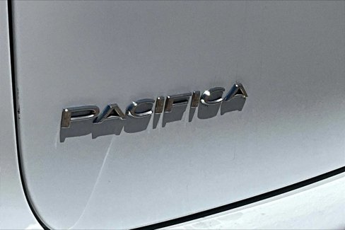 Used 2020 Chrysler Pacifica Touring-L image 30