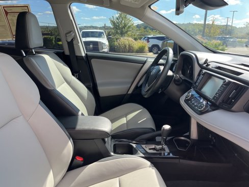 Used 2016 Toyota RAV4 Limited image 27