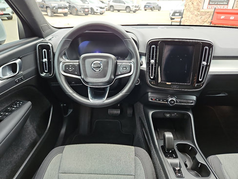 Used 2024 Volvo XC40 B5 Core image 8