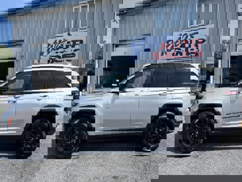 Used 2024 Jeep Grand Cherokee Altitude image 8