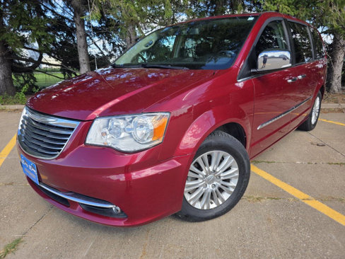 Used 2016 Chrysler Town & Country Limited image 2