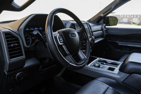 Used 2018 Ford Expedition XLT image 2