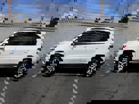 Used 2017 Volkswagen Tiguan S image 14