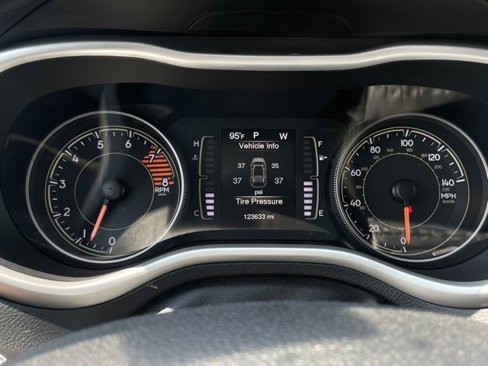 Used 2018 Jeep Cherokee Latitude Plus w/ Cold Weather Group image 16