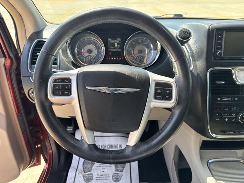 Used 2016 Chrysler Town & Country Touring-L image 15