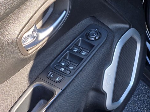 Used 2018 Jeep Renegade Latitude image 18