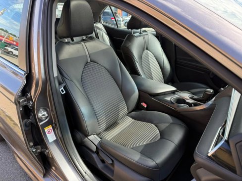 Used 2018 Toyota Camry SE w/ Moonroof Package image 7