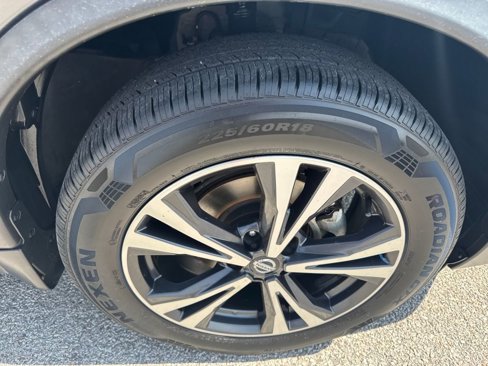 Used 2020 Nissan Rogue SV w/ Premium Package image 12