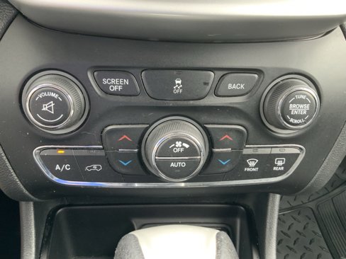 Used 2014 Jeep Cherokee Latitude w/ Comfort/Convenience Group image 41