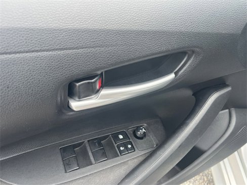 Used 2021 Toyota Corolla LE image 12
