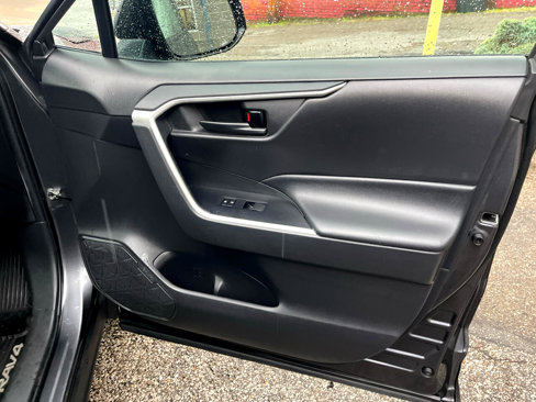 Used 2021 Toyota RAV4 LE image 20