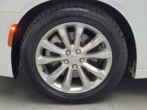 Used 2018 Chrysler 300 Limited image 31