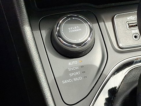 Used 2020 Jeep Cherokee Latitude Plus image 25