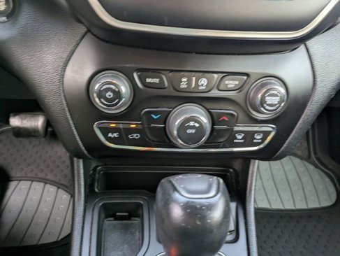 Used 2020 Jeep Cherokee Latitude Plus image 25