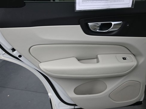 Certified 2023 Volvo XC60 B5 Ultimate w/ Protection Package Premier image 19