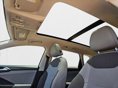 Used 2022 Volkswagen Taos SE w/ Panoramic Sunroof Package image 16