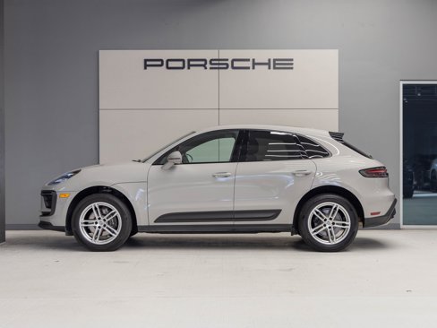 Certified 2022 Porsche Macan image 2