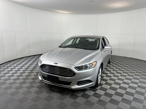 Used 2016 Ford Fusion SE image 2