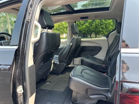 Used 2023 Chrysler Pacifica Limited image 24