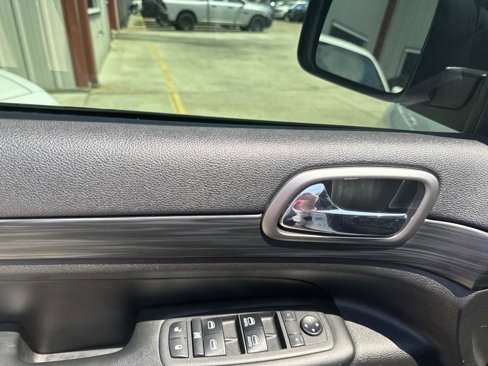 Used 2019 Jeep Grand Cherokee Laredo image 19