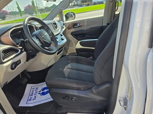 Used 2022 Chrysler Voyager LX image 7