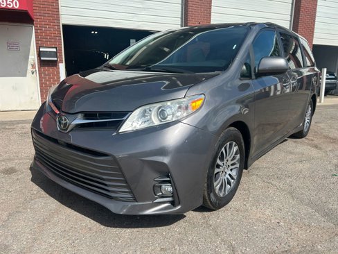Used 2018 Toyota Sienna XLE image 1