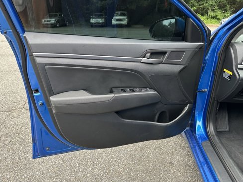 Used 2017 Hyundai Elantra Limited image 3