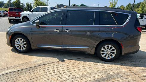 Used 2017 Chrysler Pacifica Touring-L image 11