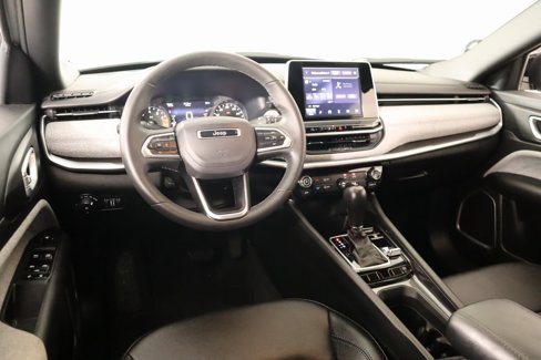 Used 2025 Jeep Compass Latitude image 2