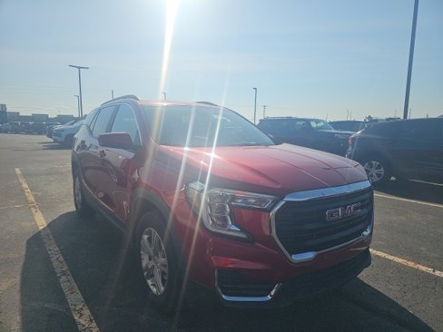 Used 2022 GMC Terrain SLE w/ Driver Convenience Package image 3