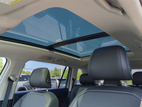 Used 2022 Volkswagen Tiguan SE w/ Panoramic Sunroof Package image 14