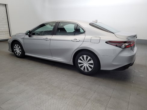 Used 2021 Toyota Camry LE image 3
