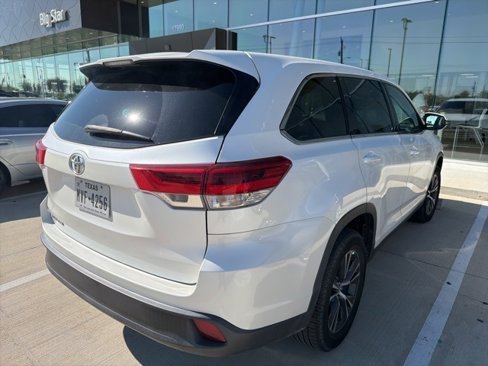 Used 2019 Toyota Highlander LE image 3